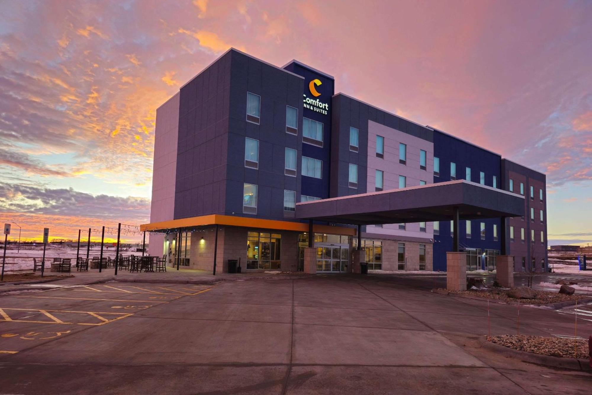 Comfort Inn & Suites At Sanford Sports Complex Sioux Falls Exterior photo